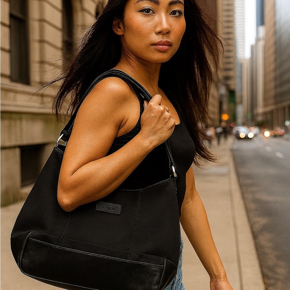 COACH NEO ZIP HOBO, No. 6210 - Picture 6 of 9